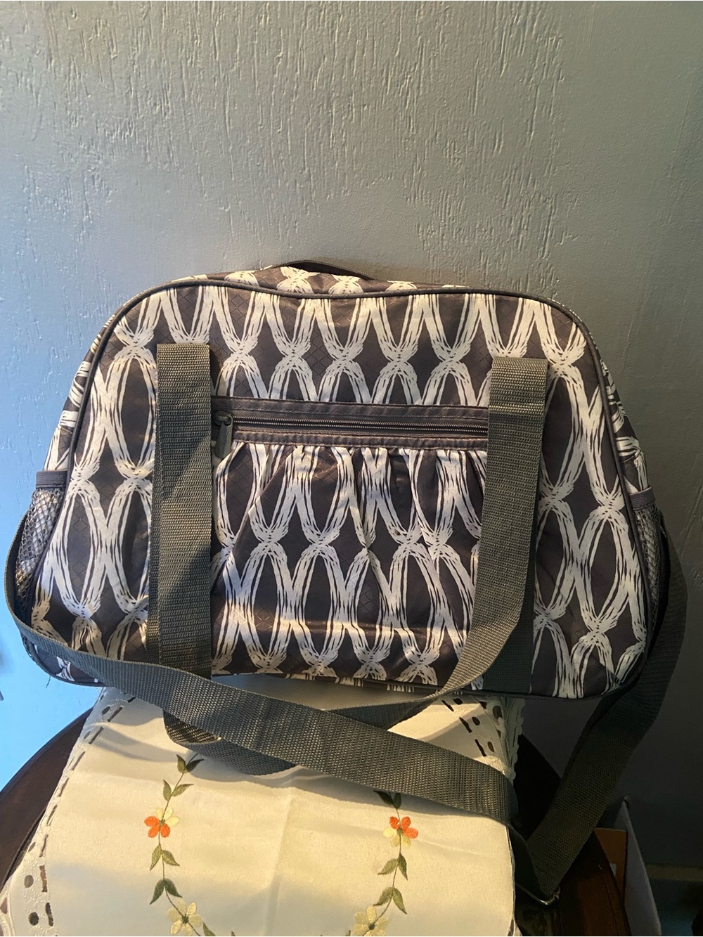 New thirty-one Gray & White Patterned Tote with double straps 18x14